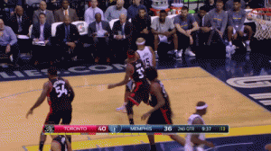 バスケットボールスピンでひねりながらシュート