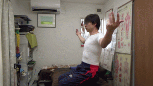 腕を内旋外旋体幹丸め反らし運動セルフケア