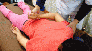 肩関節の可動域が広がると自分で肩甲骨が触れるようになる