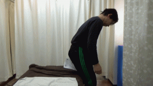 骨盤底筋群お尻に紙をはさみ座って腰を反らして丸めて立って抜く