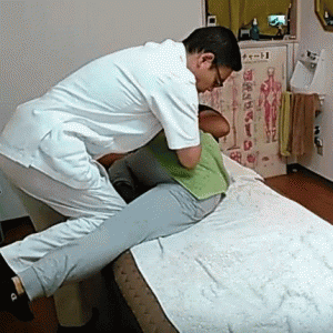 カイロプラクティックの骨盤矯正に似ていますが腰椎のズレを矯正しています