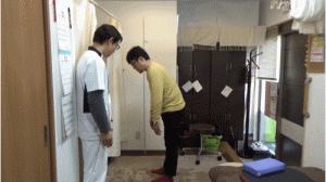 ビフォーアフター施術前の前屈甲骨松浦