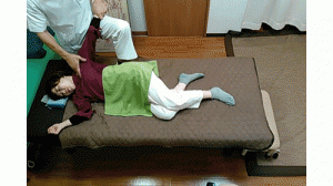 肩甲骨系鎖骨の下から大胸筋の上部をリンパを流す様に筋膜リリース