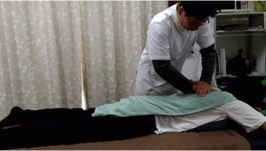 背骨に沿って歪みを整えながら丸みを取るように撫でおろしていく
