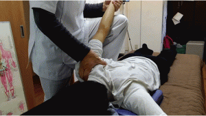 腕ごと肩甲骨を後ろに引いて胸の張りやすい状態を作って肩甲骨の上の方をほぐす