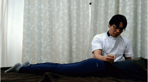 トントン叩いて叩打法骨に振動を与える