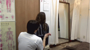 後ろで手を組む