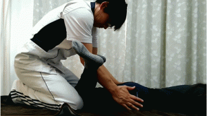 股関節を押さえて骨盤を締める西川