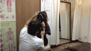 腕を組んだまま前倒し後屈や捻り側屈など