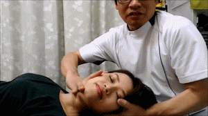 頚椎矯正美女の首をコキ