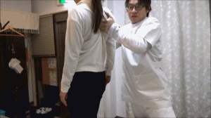 肩甲骨に指を入れたまま立ったり座ったりする