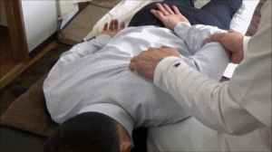 肩甲骨を剥がしたまま肘を上下させる