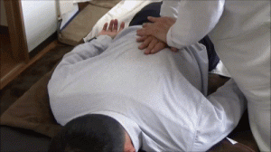 背骨を撫でるように上から下に押さえていくと猫背が伸びる