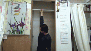 片手でぶら下がりながら身体を捻じる