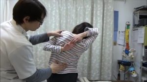 後ろで手を組んで前屈などの運動をする (116)