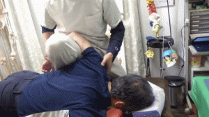 肘を曲げてこの原理で腕全体を引き上げ鎖骨に動きをつける