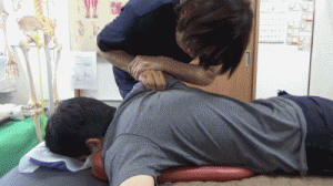 肩甲骨をグイグイはがしていく