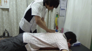 指先を立てながら軽擦法