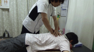 背骨を撫でながら擦り下ろす