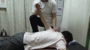 腕を後ろに伸ばし肩甲骨の上端をほぐし肩を上げやすくする