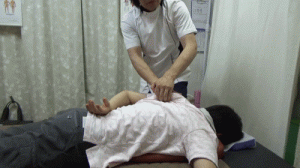 膝を使って前肩を押し上げて胸が張りやすいようにしている