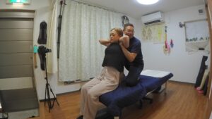巻肩の背骨矯正