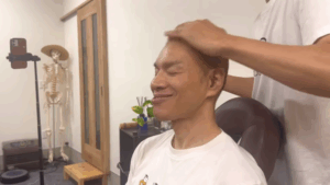 頭の前面も頭皮マッサージ