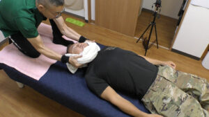 壁方向に牽引する水平首抜き整体